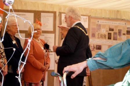 -her_majesty_and_kington_mayor_0007_the_queen_through_the_kington_crown.jpg