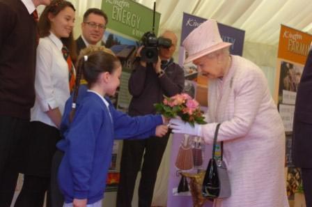 -her_majesty_and_kington_mayor_0008_the_queen_accepts_flowers.jpg