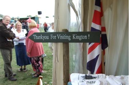 -her_majesty_and_kington_mayor_0010_that_way.jpg